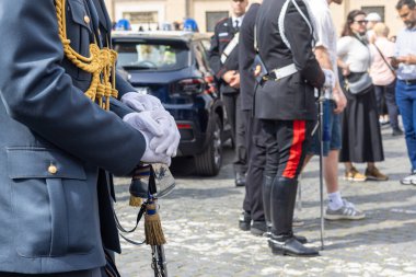 Vatikan - 23 Nisan 2025: Papa Francis vedası sırasında nöbet tutan onur muhafızları ve polis.