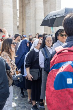 Vatikan - 23 Nisan 2025: Papa Francis vedası sırasında Vatikan 'da rahibeler ve hacılar kuyrukta.