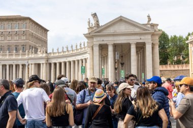 Vatikan - 23 Nisan 2025: Vatikan sütunundan turistler ve hacılar.