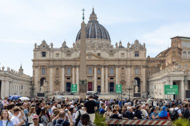 Vatikan - 23 Nisan 2025: Obelisk ve St. Peters Bazilikası önünde kalabalık.