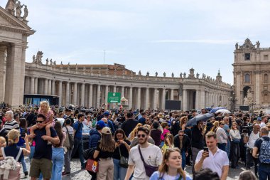 Vatikan - 23 Nisan 2025: Kolat ve heykellerle meydandaki Papa Francis 'e elveda.