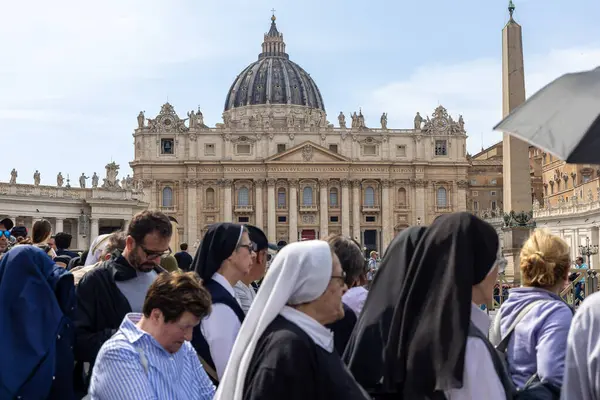 Vatikan - 23 Nisan 2025 St. Peters Bazilikası 'nda rahibeler ve hacılar kuyruğu.