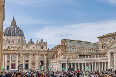 Vatikan - 23 Nisan 2025: St Peters Bazilikası ve veda kalabalığı.