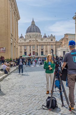 Vatikan - 23 Nisan 2025: St. Peters Bazilikası 'nda Papa Francis' e veda eden gazeteciler ve film ekipleri.