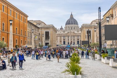 Vatikan - 23 Nisan 2025: Papa Francis 'e veda töreni için St. Peters Bazilikası yakınlarında toplanan insanlar.