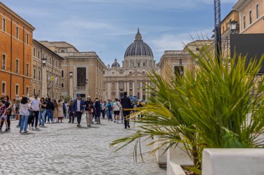 Vatikan - 23 Nisan 2025: Kızıl Haç gönüllüleri Papa Francis 'e veda ederken St. Peters Meydanı' na doğru yürüyorlar..