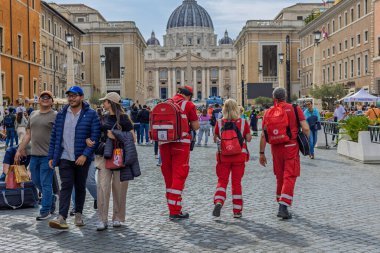 Vatikan - 23 Nisan 2025: Francis 'in vedası sırasında hacılara St. Peters Meydanı' na kadar rehberlik eden Kızılhaç üyeleri.