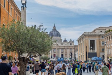 Vatikan - 23 Nisan 2025: St. Peters Bazilikası 'nın önündeki Papa Francis veda etkinliği sırasında faaliyet gösteren cadde.