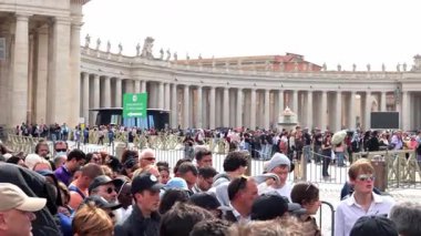 Vatikan - 23 Nisan 2025 St. Peters Meydanı girişinde Papa Francis 'e veda etmek için kuyruğa giren insanlar.