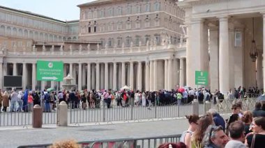 Vatikan - 23 Nisan 2025 İnsanlar Aziz Peters Meydanı sütununda yürüyüp Papa Francis 'e veda ediyorlar..