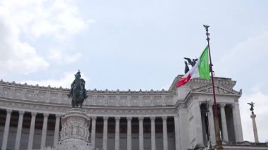 Roma 'da Altare della Patria' da İtalyan bayrağı sallanıyor.