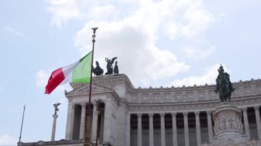 Roma 'da Altare della Patria' da İtalyan bayrağı sallanıyor.
