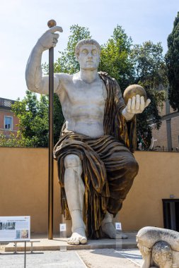 Roma 'da parçaları olan İmparator Konstantin' in dev heykeli..