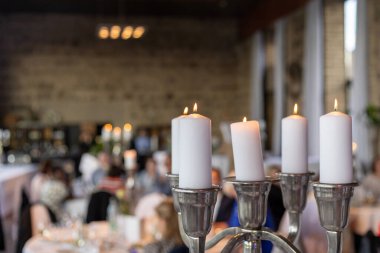 Yumuşak mum ışığı zarif bir şekilde konuklarla dolu masaları aydınlatır. Akşam boyunca kırsal alanda eğlenceli bir toplantının tadını çıkarırlar..