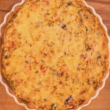 Bir aile toplantısında servis edilecek ev yapımı sebze kişisi altın kahverengiye kadar pişirilmiş renkli sebze ve peynir içeriyor. Brunch için ideal ya da ana yemek olarak..