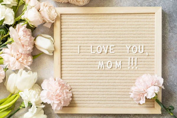 Szczęśliwego Dnia Matki List Love Mom Letterboard Beautiful Spring Flowers — Zdjęcie stockowe