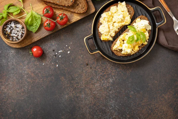 全粒パンにスクランブルエッグ 自家製の朝食やブランチの食事 スクランブルエッグ 上からの眺め スペースのコピー — ストック写真