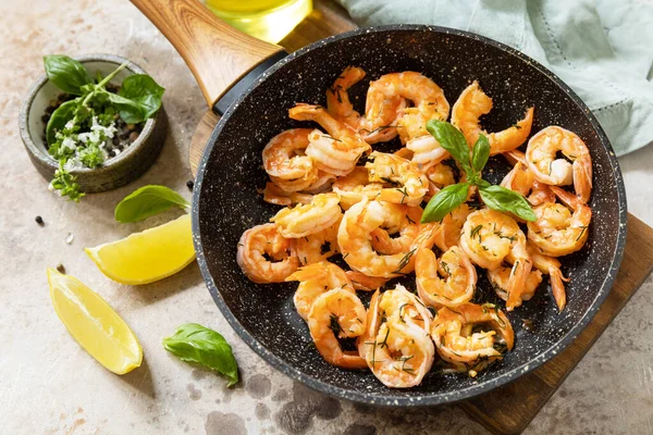 stock image Spicy garlic chili Shrimps boiled shrimps and herbs, prawns in a frying pan with lemon. Seafood, shellfish.