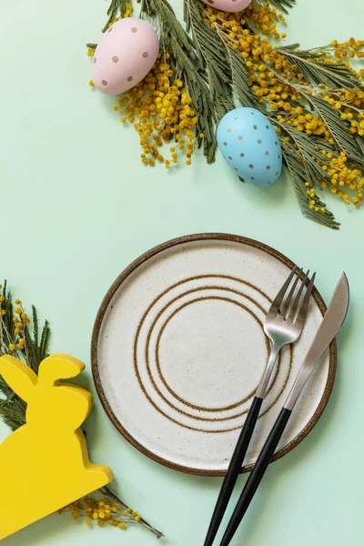 Apparecchiare Tavola Pasqua Piatto Con Uova Pasqua Mimosa Fondo Verde — Foto Stock