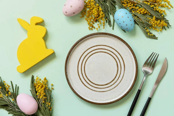 Paskalya Sofrası Pastel Yeşil Arka Planda Paskalya Yumurtası Mimoza Tabağı — Stok fotoğraf