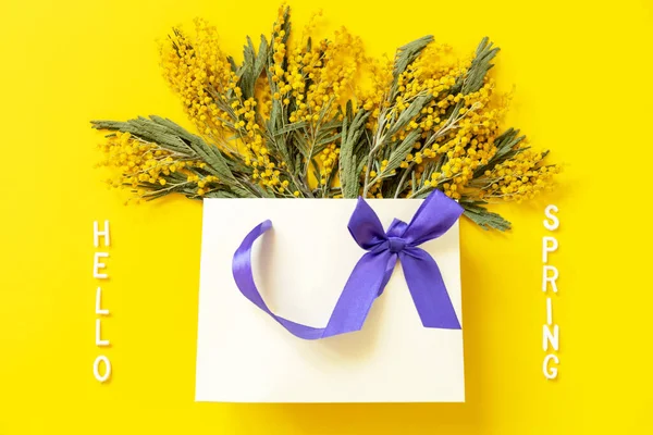Kwiaty Mimosa Się Torba Papierowa Prezent Napis Cześć Wiosna Żółtym — Zdjęcie stockowe