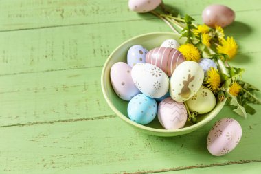 Mutlu Paskalyalar. El yapımı Paskalya yumurtaları ve kır ağacından bir masada bahar çiçekleri. Paskalya kompozisyonu. Boşluğu kopyala. 