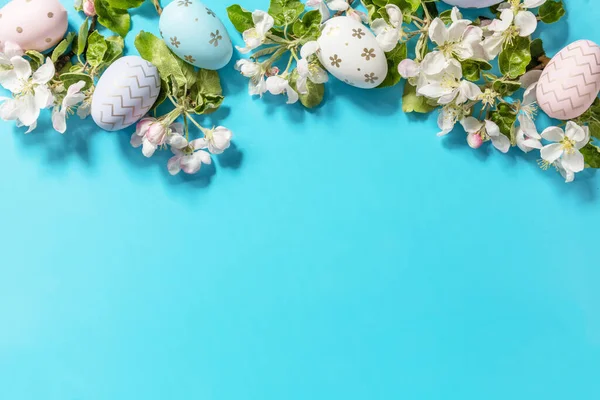 Osterkomposition Mit Bunten Eiern Und Apfelbaumblüten Auf Blauem Hintergrund Frühlingskonzept — Stockfoto