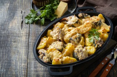 Balık güveci uskumru, peynirli patates ve kremalı sos. Yunan yemeği. Boşluğu kopyala.