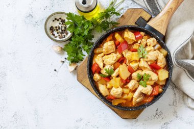 Kızarmış Tayvan usulü dilimlenmiş tavuk göğsü ananas ve biber çanı. Tayvan 'da ev yapımı lezzetli yemekler, taş bir masanın üstünde. Yukarıdan bak. Boşluğu kopyala.