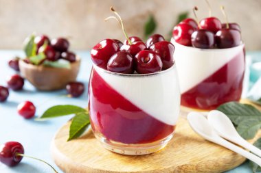 Taş bir masanın üstünde vişne reçelli panna cotta, İtalyan tatlısı, ev yapımı mutfak.. 