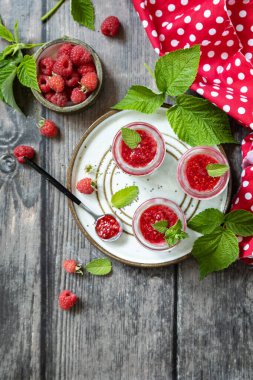 Sağlıklı kahvaltı. Ahududu ve reçelli chia pudingli cam kavanozlar ya da kırsal masada chia tohumlu smoothie. Yukarıdan bak. Boşluğu kopyala.