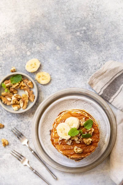 Pannenkoekendag Vieren Amerikaans Zelfgemaakt Ontbijt Banaan Glutenvrije Pannenkoeken Met Noten — Stockfoto