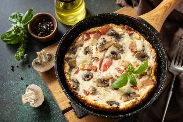 Omelette Mit Pilzen Und Speck Auf Einem Dunklen Steintisch Frittata — Stockfoto