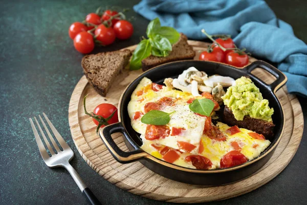 Omelett Eller Omelett Med Paprika Tomater Ristet Brød Med Avokado – stockfoto