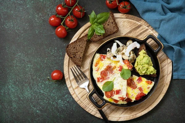 Omelette Lub Omlet Słodką Papryką Pomidorami Tosty Chleb Awokado Solone — Zdjęcie stockowe
