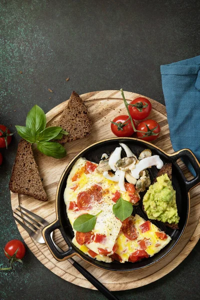 Sunn Keto Diett Lav Karbohydratfrokost Omelett Eller Omelett Med Paprika – stockfoto