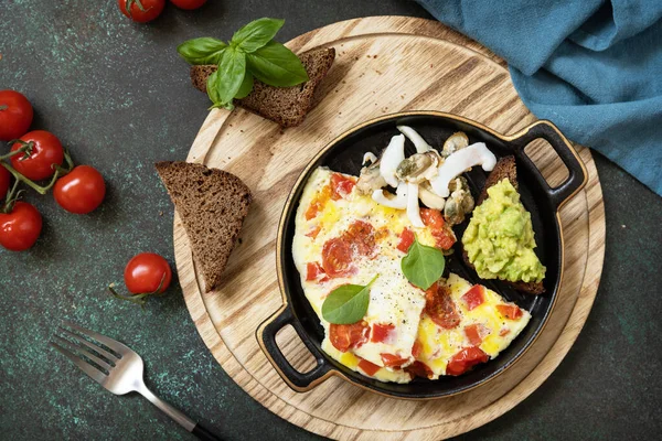 Sağlıklı Keto Diyeti Düşük Karbonhidratlı Kahvaltı Biber Domatesli Omlet Avokadoyla — Stok fotoğraf