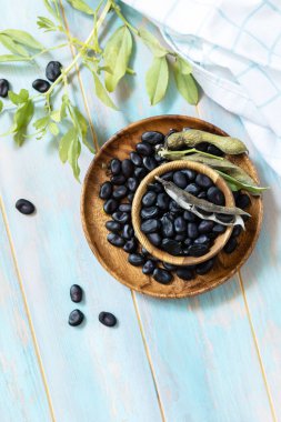 Çiğ organik sebzeler. Vejetaryen ya da diyet yemeği kavramı. Tahta bir masada taze taze taze siyah soya fasulyesi. Yukarıdan bak. Boşluğu kopyala.