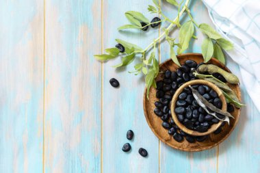 Çiğ organik sebzeler. Vejetaryen ya da diyet yemeği kavramı. Tahta bir masada taze taze taze siyah soya fasulyesi. Yukarıdan bak. Boşluğu kopyala.