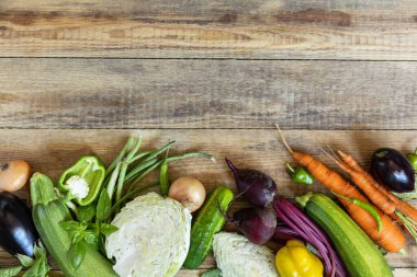 Sağlıklı pişirme geçmişi için organik sebzeler. Sonbahar hasadı. Vejetaryen ya da diyet yemeği kavramı. Kırsal bir mutfak masasında çeşitli sebzeler. Yukarıdan bak. Boşluğu kopyala.