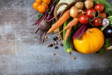 Çiğ organik sebzeler. Vejetaryen ya da diyet yemeği kavramı. Taş zeminde sağlıklı yemek pişirmek için sebzeler. Yukarıdan bak. Boşluğu kopyala.