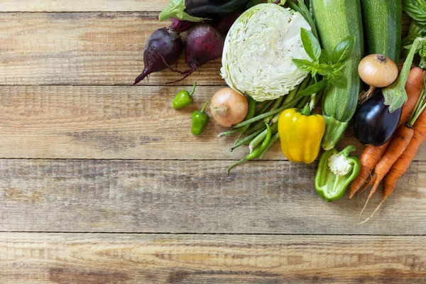 健康的な料理の背景のための有機野菜 秋の収穫 ビーガンやダイエット食品の概念 素朴なキッチンテーブルの上に様々な野菜 上からの眺め — ストック写真