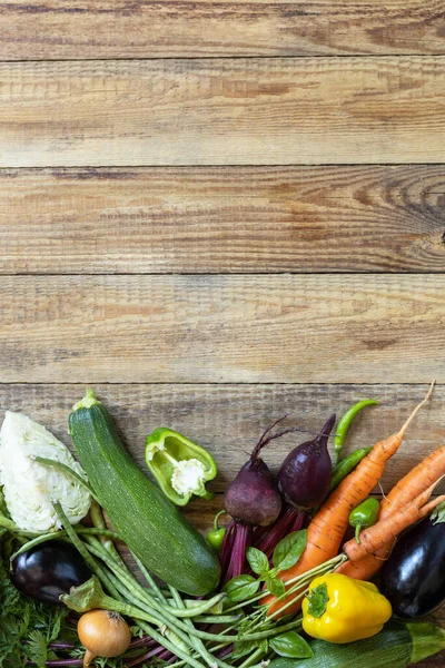 健康的な料理の背景のための有機野菜 秋の収穫 ビーガンやダイエット食品の概念 素朴なキッチンテーブルの上に様々な野菜 上からの眺め スペースのコピー — ストック写真