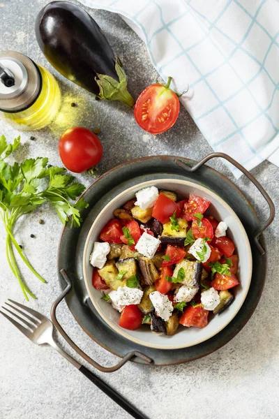 Hälsosam Vegetarisk Kost Sallad Med Grillade Äggplantor Tomater Och Fetaost — Stockfoto