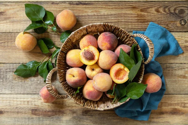 Biologische Vruchten Herfst Oogst Achtergrond Boerenmarkt Mandje Rijpe Perziken Een — Stockfoto