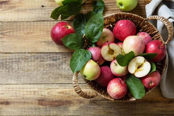 Podzimní Sklizeň Pozadí Organické Ovoce Farmářský Trh Koš Zralých Jablek — Stock fotografie