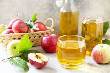 Sonbahar vitamini elma suyu içer. Bardaktaki elma suyu ve tabeşirdeki taze elmalar..