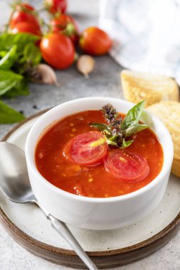 Vejetaryen çorbası püre domates. Vejetaryen sağlıklı beslenme. Bir kase domates kremalı çorba, fesleğen ve kızarmış ekmek.. 