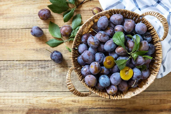 Fruitachtergrond Biologisch Fruit Stilleven Voedsel Mand Met Verse Blauwe Pruimen — Stockfoto