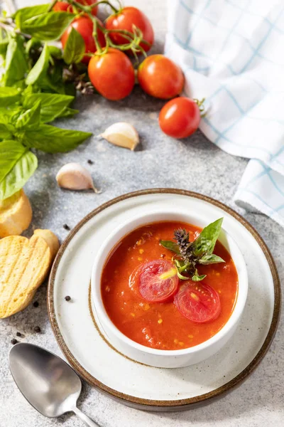 ベジタリアンの健康的な食事 ビーガンスープ純粋なトマト 石のテーブルの上にバジルとクルトンとトマトクリームスープのボウル スペースのコピー — ストック写真